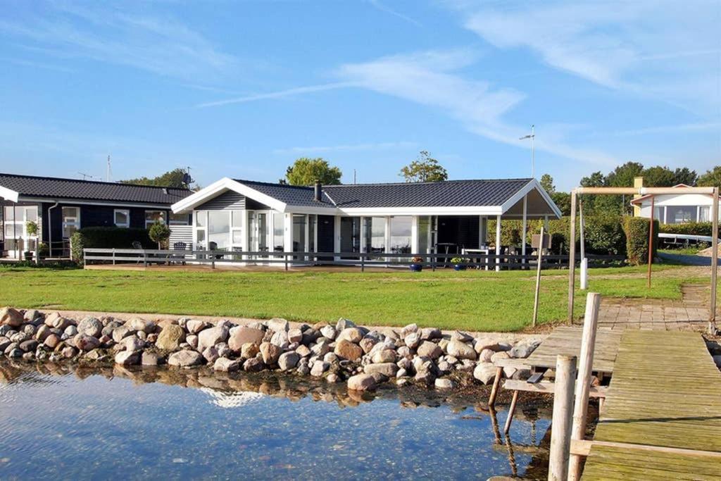 Eksklusiv Sommerhus Beliggende I Vandkanten Munkebo Exterior photo