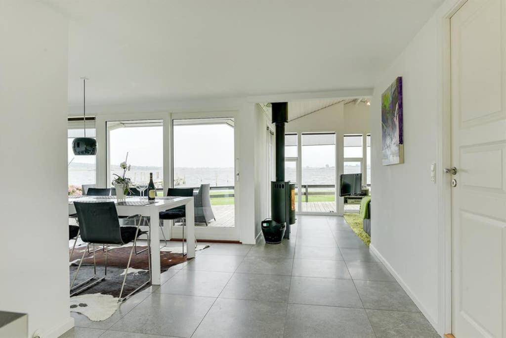 Eksklusiv Sommerhus Beliggende I Vandkanten Munkebo Exterior photo