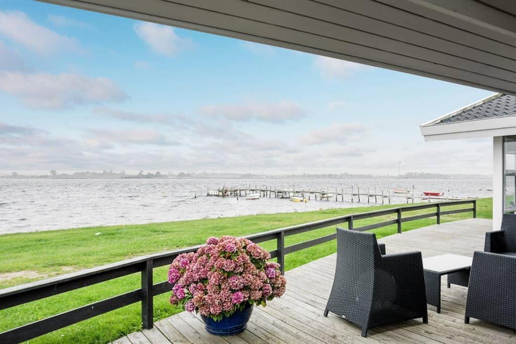 Eksklusiv Sommerhus Beliggende I Vandkanten Munkebo Exterior photo